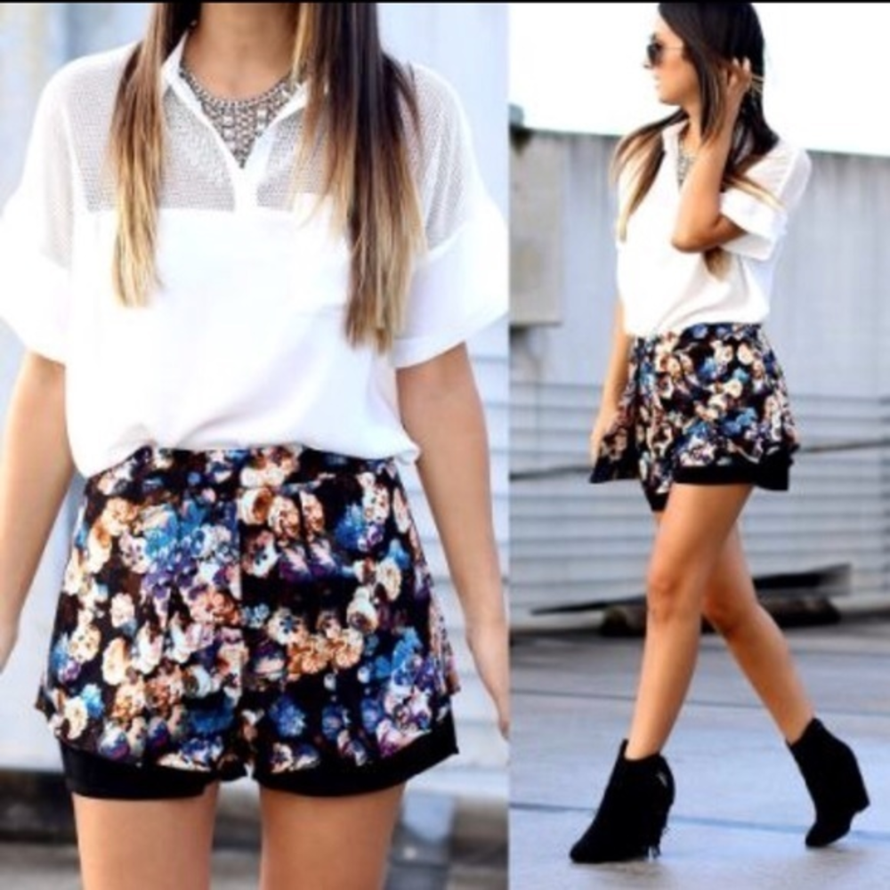Umgee Boutique floral shorts blue‎ size Large NWT